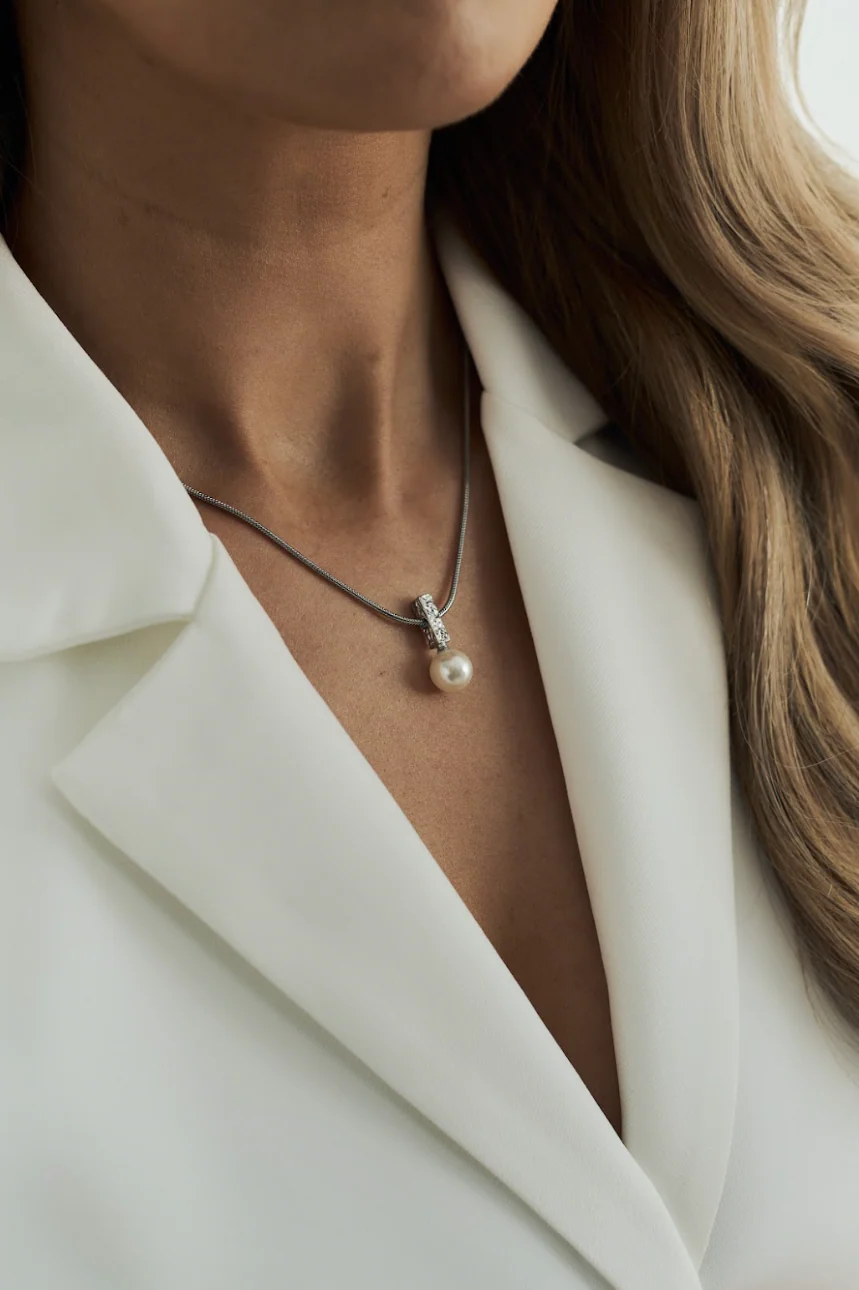 Grá Pearl Pendant Necklace - Image 10