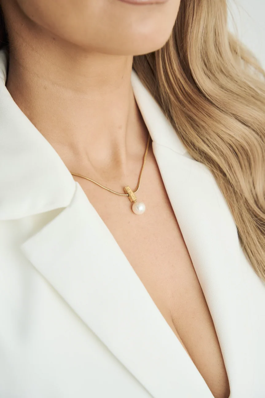 Grá Pearl Pendant Necklace - Image 13