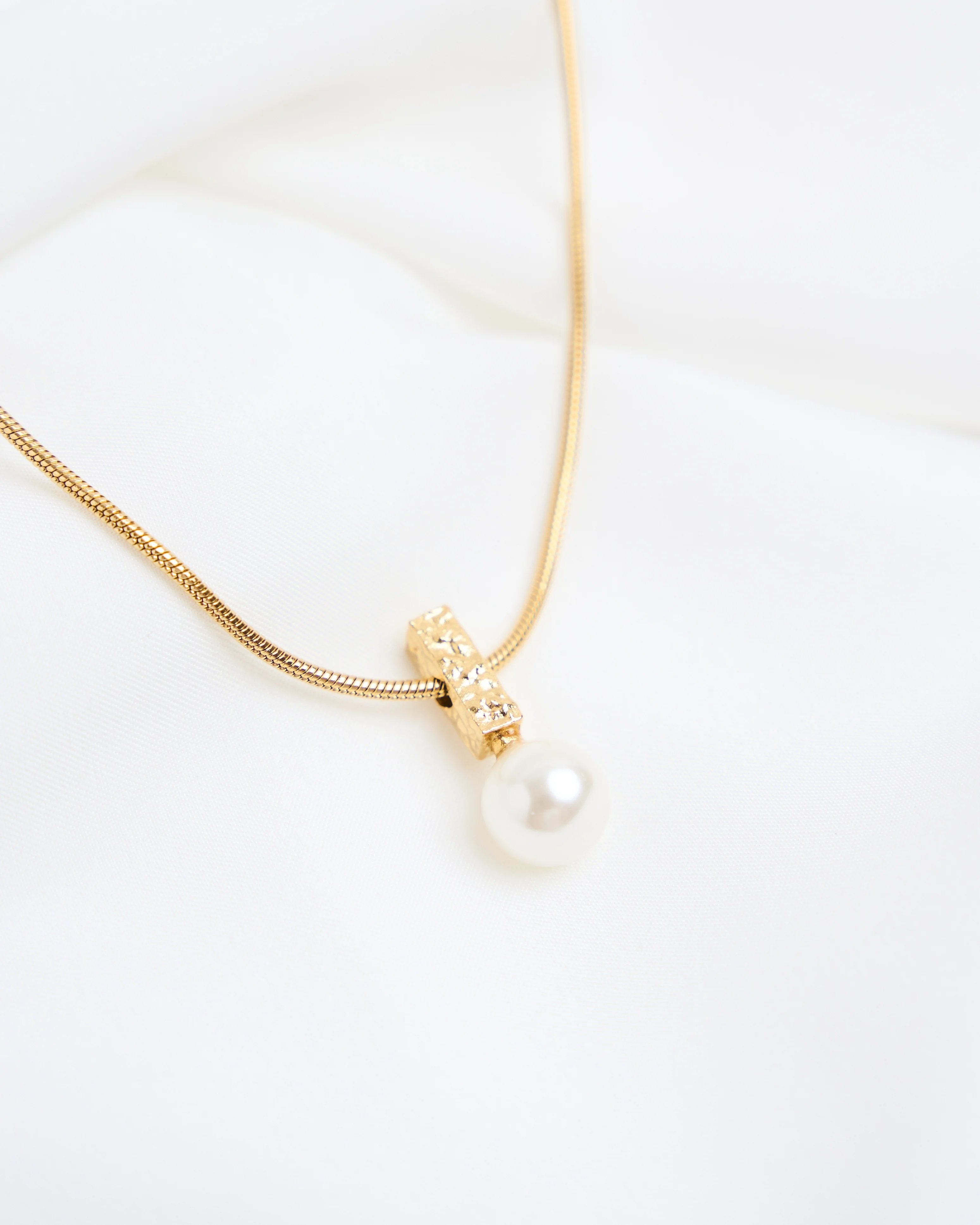 Grá Pearl Pendant Necklace - Image 9